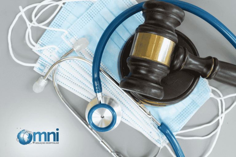Aparelho médico com máscaras e martelo da justiça em cima de uma mesa