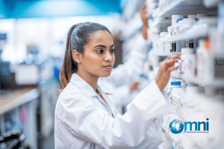 Farmacêutica gerenciando remédios na prateleira