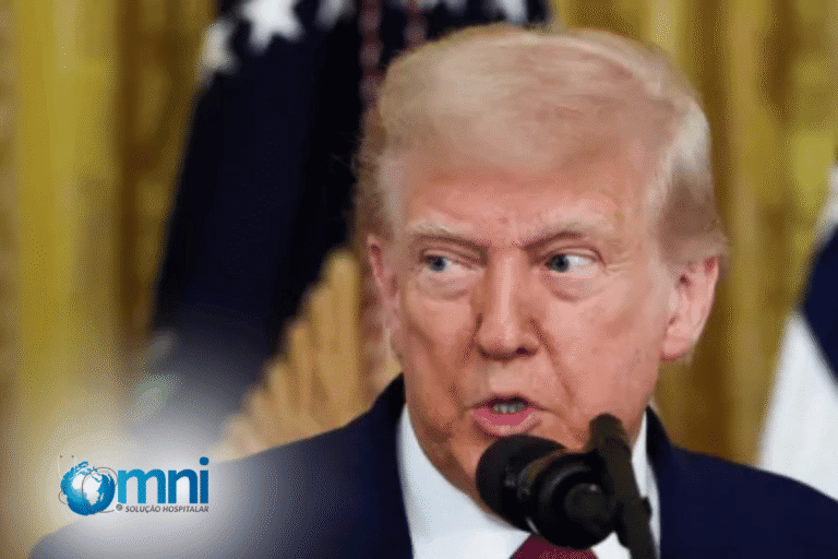 Trump falando no microfone