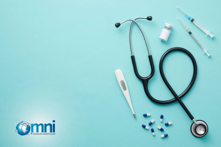 Utensílios médicos, como termômetro e injeções, em um fundo azul