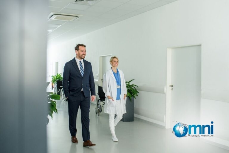 Homem empresário e médica andando em corredor de hospital