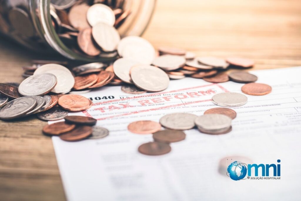 Moedas espalhadas em cima de um documento de reforma