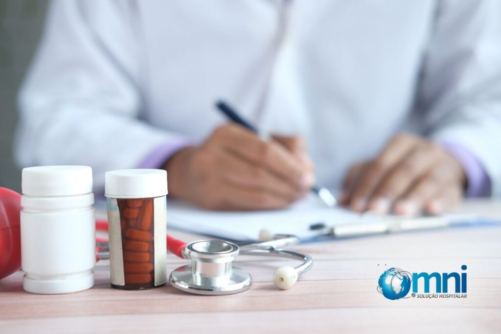 Medicamento na mesa de médico que está prescrevendo uma receita