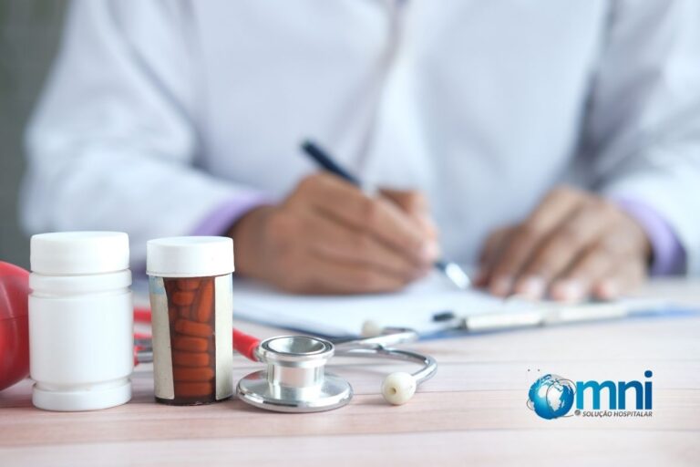 Medicamento na mesa de médico que está prescrevendo uma receita