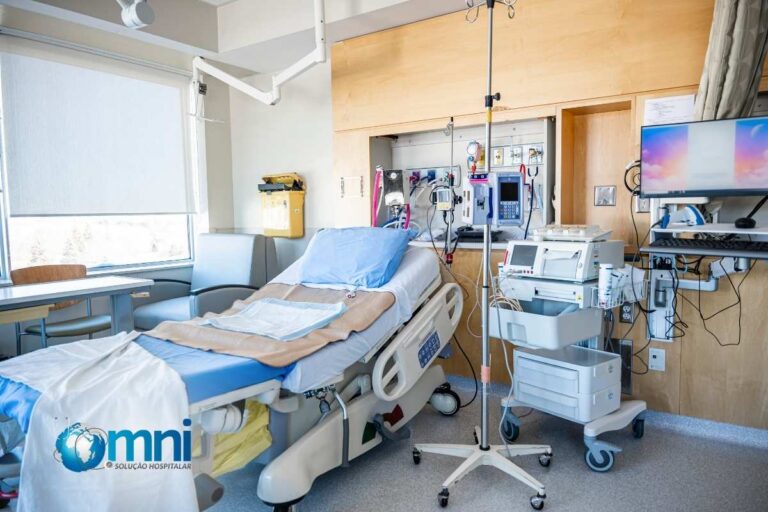 Quarto de hospital com cama e aparelhos representando infraestrutura hospitalar